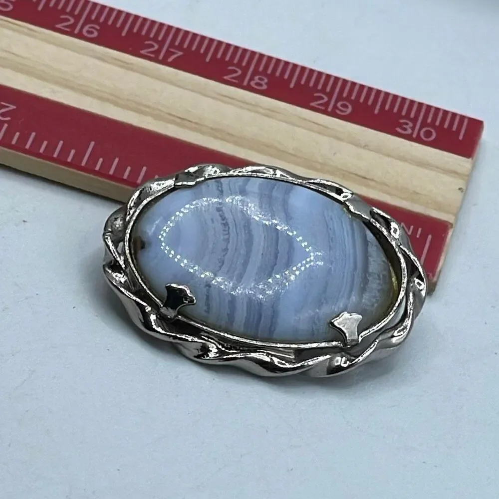 Vintage blue lace agate gemstone in a silvertone oval frame. - Picture 6 of 7